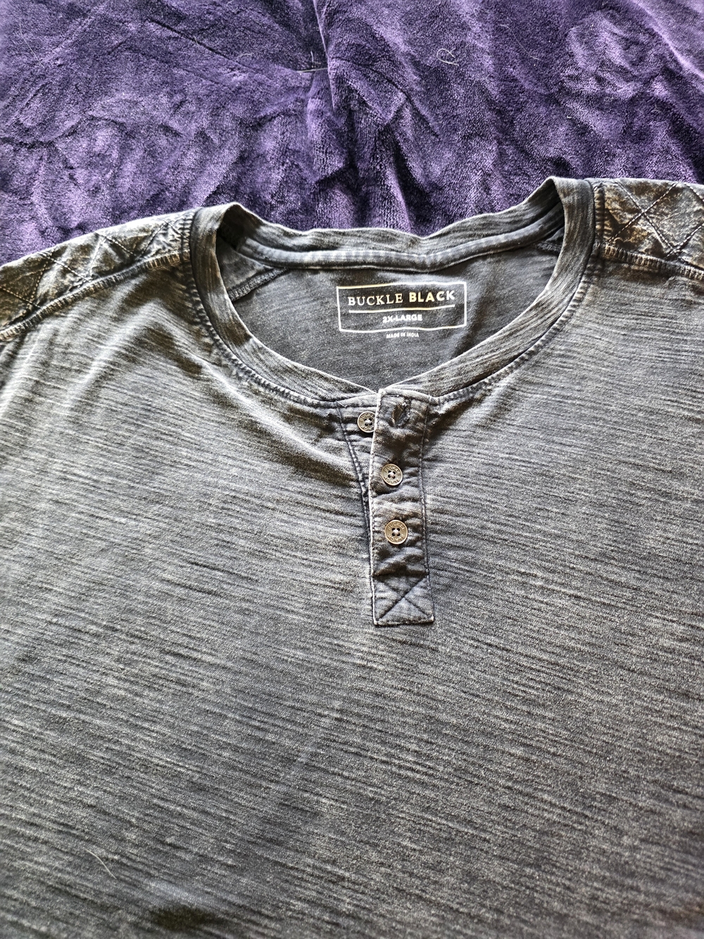 Buckle Black Men's Short-Sleeve Henley in Charcoal Gray